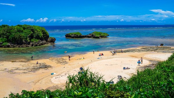 Lanjut, ada Pantai Hosshizuna di Kepulauan Yaeyama. Suasananya sunggup bikin betah berlama-lama.