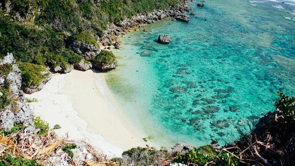 Berikutnya, ada sebuah pantai perawan yang kawasan Okinawa dengan pasir dan airnya yang sangat jenih bak kaca.
