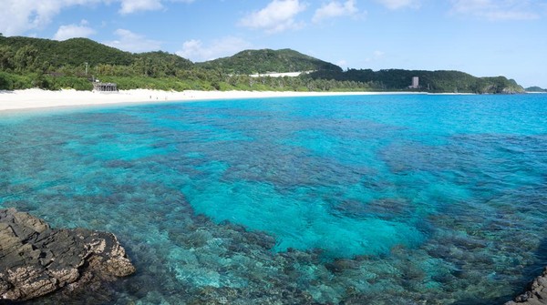 Pantai biru di Pulau Zamami, Okinawa, tampil dengan deretan terumbu karang yang sangat jelas terlihat saking beningnya air pantai.