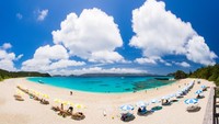 Kali ini ada panorama Pantai Fuzuzamami di Okinawa. Lanskapnya keren dengan langit biru.