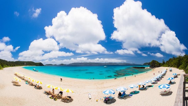 Kali ini ada panorama Pantai Fuzuzamami di Okinawa. Lanskapnya keren dengan langit biru.