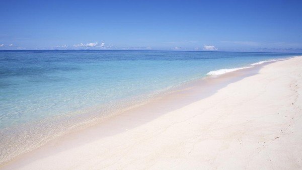 Di Teluk Kabira, Kepulauan Yaeyama, juga terdapat pantai dengan air biru jernih bernama Pantai Laguna. Indahnya kebangetan.