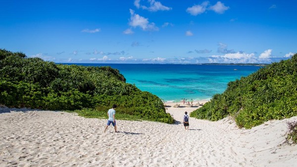 Dari daratan Okinawa ada lanskap Pantai Sunayama di Pulau Miyako. Sumpah indah banget gaes.