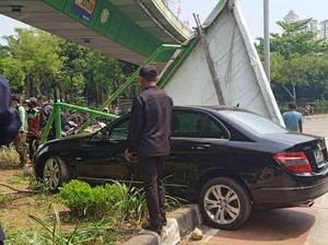 Mercy Nyelonong ke Trotoar Tabrak Baliho di Kemayoran Jakpus hingga Roboh