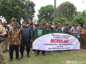 Ratusan Kepala Desa Demo Tolak Pengunduran Diri Ketua DPRD Lumajang