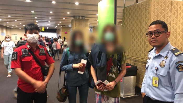 Dua perempuan kakak beradik asal Rusia berinisial SA (16) dan RA (14) akhirnya menyerahkan diri dan dipulangkan ke Negara asalnya.