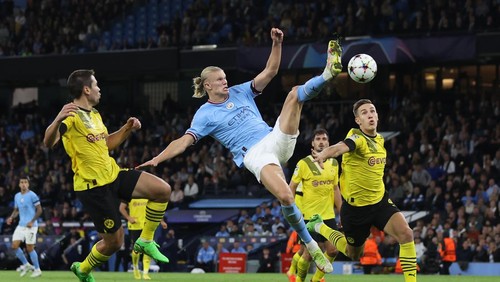 MANCHESTER, ENGLAND - SEPTEMBER 14:  Erling Haaland of Manchester City scores their 2nd goal during the UEFA Champions League group G match between Manchester City and Borussia Dortmund at Etihad Stadium on September 14, 2022 in Manchester, United Kingdom. (Photo by Marc Atkins/Getty Images)