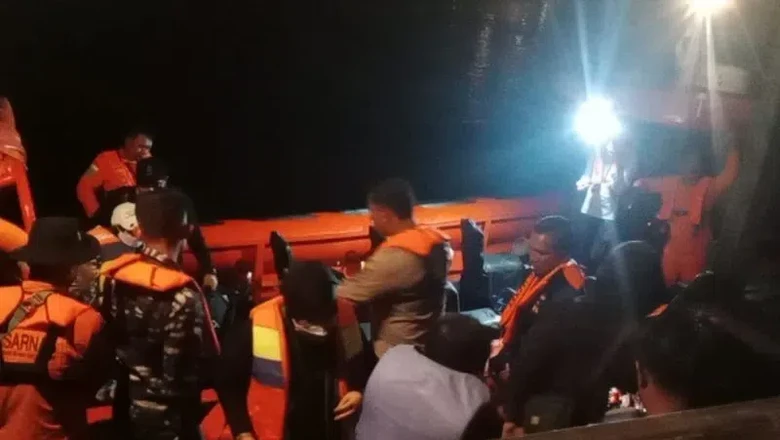 Evakuasi 13 wisatawan di perairan Pulau Komodo oleh Basarnas pada Rabu (14/9/2022).