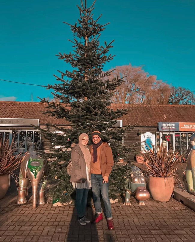 Pasangan Rihan dan Annie sepakat menggelar acara pernikahan di Indonesia, tepatnya di Kirana sport center, Bekasi. Acara pernikahan mengusung adat Sunda. Setelah resmi menikah, Rihan dan Annie tinggal di Bekasi Selatan. Keduanya juga pernah tinggal di negara asal Annie di Inggris. Foto: Dok. Instagram @rihanvaluzi.