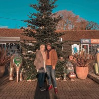 Pasangan Rihan dan Annie sepakat menggelar acara pernikahan di Indonesia, tepatnya di Kirana sport center, Bekasi. Acara pernikahan mengusung adat Sunda. Setelah resmi menikah, Rihan dan Annie tinggal di Bekasi Selatan. Keduanya juga pernah tinggal di negara asal Annie di Inggris. Foto: Dok. Instagram @rihanvaluzi.