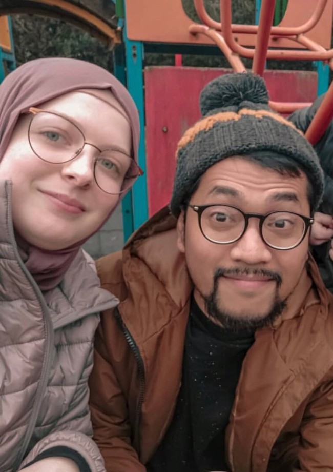 Pria yang berusia 33 tahun itu mengaku pernah mengalami kesulitan saat awal mula menjalin hubungan dengan Annie. Kesulitannya dalam berkomunikasi, karena pada saat itu bahasa Inggris saya kurang begitu bagus, dan jarak antara Inggris dan Indonesia yang begitu jauh, jelasnya. Foto: Dok. Instagram @rihanvaluzi.