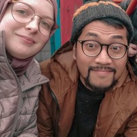 Pria yang berusia 33 tahun itu mengaku pernah mengalami kesulitan saat awal mula menjalin hubungan dengan Annie. Kesulitannya dalam berkomunikasi, karena pada saat itu bahasa Inggris saya kurang begitu bagus, dan jarak antara Inggris dan Indonesia yang begitu jauh, jelasnya. Foto: Dok. Instagram @rihanvaluzi.