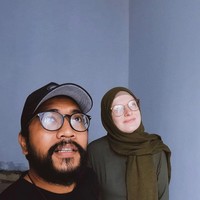 Rihan yang mengalami kesulitan dalam bahasa, terus berusaha agar bisa menguasai bahasa Inggris. Cara kita mengatasi masalah tersebut ya harus belajar lagi berbahasa Inggris dan membiasakan diri untuk berbicara bahasa Inggris walaupun masih sering salah. Untuk jarak cara mengatasi nya hanya sesering mungkin berkomunikasi dengan Annie melalui WhatsApp dan video call sambil belajar bahasa Inggris, tambahnya. Foto: Dok. Instagram @rihanvaluzi.