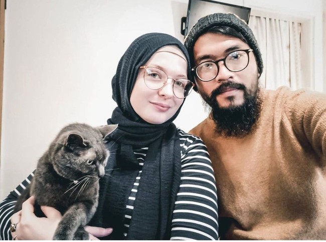 Wolipop sudah mewawancarai Rihan lewat Email. Ia menceritakan awal mula pertemuannya dengan sang istri, Annie Marie Valuzi (28 tahun). “Pertama kali kita bertemu kalau tidak salah bulan juli 2015 di Bandara Soekarno Hatta. Annie datang bersama adik sepupu saya yang tinggal di London yang merupakan teman sekolahnya Annie di Inggris, meraka datang ke Indonesia untuk berlibur,” ungkap Rihan kepada Wolipop, Rabu (13/9/2022). Foto: Dok. Instagram @rihanvaluzi.