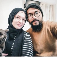 Wolipop sudah mewawancarai Rihan lewat Email. Ia menceritakan awal mula pertemuannya dengan sang istri, Annie Marie Valuzi (28 tahun). “Pertama kali kita bertemu kalau tidak salah bulan juli 2015 di Bandara Soekarno Hatta. Annie datang bersama adik sepupu saya yang tinggal di London yang merupakan teman sekolahnya Annie di Inggris, meraka datang ke Indonesia untuk berlibur,” ungkap Rihan kepada Wolipop, Rabu (13/9/2022). Foto: Dok. Instagram @rihanvaluzi.