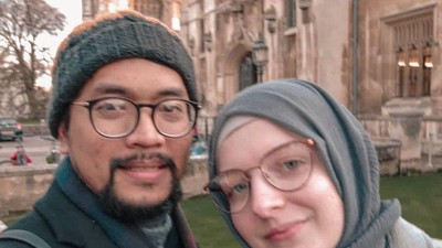 10 Foto Bule Inggris yang Viral Dinikahi Pria Bekasi, Kini Jualan Soto