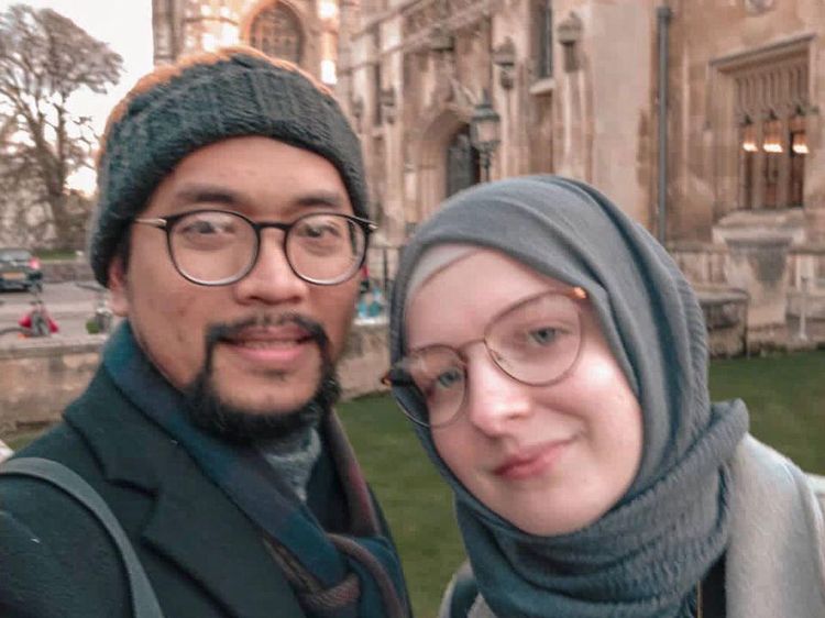 10 Foto Bule Inggris yang Viral Dinikahi Pria Bekasi, Kini Jualan Soto