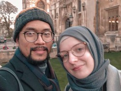 10 Foto Bule Inggris yang Viral Dinikahi Pria Bekasi, Kini Jualan Soto