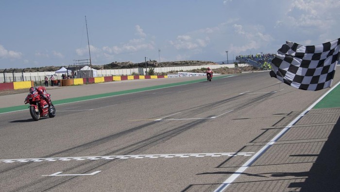 ALCANIZ, SPAIN - SEPTEMBER 12: Francesco Bagnaia of Italy and Ducati Lenovo Team cuts the finish lane and celebrates the victory during the MotoGP race during the MotoGP of Aragon - Race at Motorland Aragon Circuit on September 12, 2021 in Alcaniz, Spain. (Photo by Mirco Lazzari gp/Getty Images)