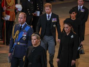 Sikap Meghan Markle dan Kate Middleton Disorot Ahli Bahasa Tubuh