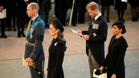Dua putra Charles bersama istrinya menjalani prosesi pemakaman beberapa waktu lalu. Foto: Getty Images/Christopher Furlong