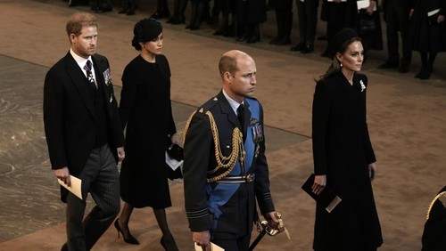 LONDON, ENGLAND - SEPTEMBER 14: Prince Harry, Duke of Sussex and Meghan, Duchess of Sussex, Prince William, Prince of Wales and Catherine, Princess of Wales walk behind the coffin as they arrive in The Palace of Westminster after the procession for the Lying-in State of Queen Elizabeth II on September 14, 2022 in London, England. Queen Elizabeth IIs coffin is taken in procession on a Gun Carriage of The Kings Troop Royal Horse Artillery from Buckingham Palace to Westminster Hall where she will lay in state until the early morning of her funeral. Queen Elizabeth II died at Balmoral Castle in Scotland on September 8, 2022, and is succeeded by her eldest son, King Charles III.  (Photo by Nariman El-Mofty-WPA Pool/Getty Images)