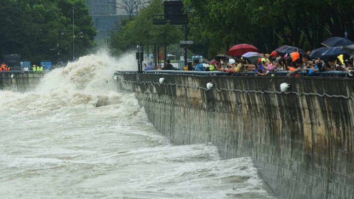 HANGZHOU, CHINA - SEPTEMBER 14, 2022 - Tourists watch the Qiantang River spring tide raise huge waves on the Hangzhou section of the Qiantang River in Hangzhou, Zhejiang Province, China, Sept 14, 2022. (Photo credit should read CFOTO/Future Publishing via Getty Images)