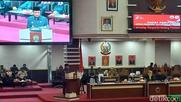 Gubernur Sulsel Andi Sudirman Sulaiman menghadiri rapat paripurna DPRD Sulsel