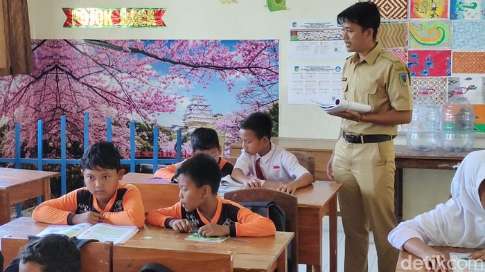 Guru SD honorer di Kediri yang viral bergaji Rp 200 ribu dipakai untuk belikan dasi baru muridnya