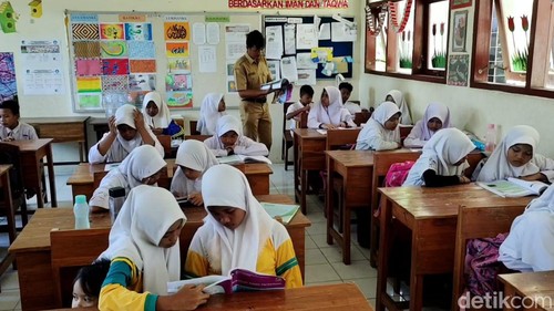 Guru SD honorer di Kediri yang viral bergaji Rp 200 ribu dipakai untuk belikan dasi baru muridnya