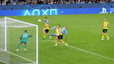 Bukan Pesawat, Bukan Burung... Ini Haaland Terbang Cetak Gol!