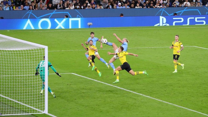 MANCHESTER, ENGLAND - SEPTEMBER 14:  Erling Haaland of Manchester City scores their sides second goal UEFA Champions League group G match between Manchester City and Borussia Dortmund at Etihad Stadium on September 14, 2022 in Manchester, England. (Photo by Alex Livesey - UEFA/UEFA via Getty Images)