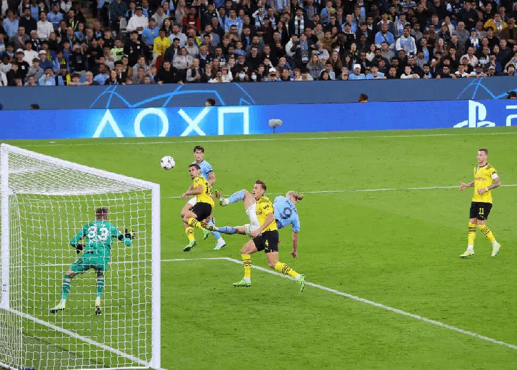Bukan Pesawat, Bukan Burung... Ini Haaland Terbang Cetak Gol!