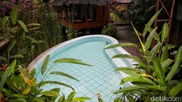 Ada kolam renang pribadi di kamar atau vila tertentu.