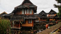 Sumber Alam Garut adalah akomodasi yang mengusung konsep resort. Kami memilih satu rumah yang muat hingga 10 orang.