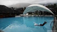 Kolam renang yang cukup luas di Hotel Sumber Alam Garut.