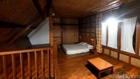 Tiada AC di kamar yang kami pilih, di rentang harga Rp 1 juta untuk hari biasa atau bukan momen weekend, bahkan tiada kipas di sana. 