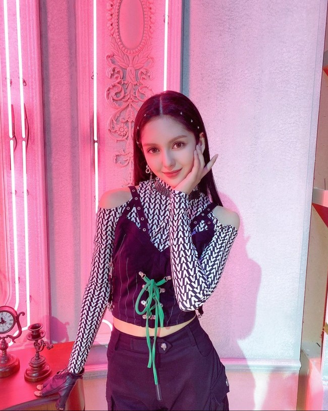 Penggemar seringkali menyebut Chanty Lapillus mirip Olivia Rodrigo dan Nancy MOMOLAND. Personel Lapillus ini memiliki darah blasteran Filipina dan Argentina. Foto: Instagram