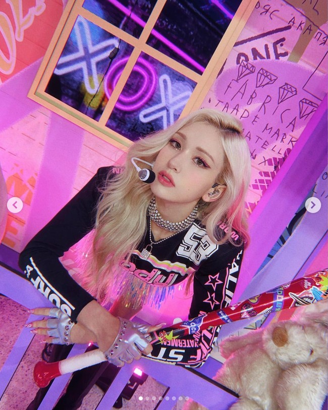 Paras cantik Jeon Somi merupakan perpaduan Kanada-Belanda dari ayahnya dan ibunya yang berasal dari Korea Selatan. Dia pun menjadi visual dan English speaker grup IOI sebelum aktif sebagai solois. Foto: Instagram