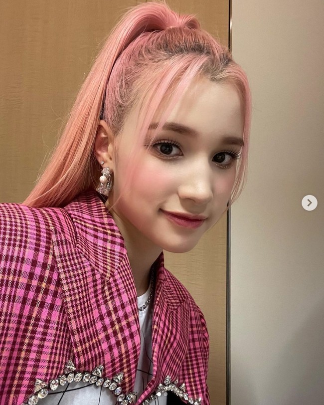 Huening Bahiyyih Kep1er punya visual yang unik karena darah campuran Polandia, Inggris, dan Jerman dari ayahnya. Kakaknya Lea VIVA dan abangnya Huening Kai TXT yang lebih dulu debut tak kalah memesona. Foto: Instagram