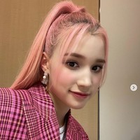 Huening Bahiyyih Kep1er punya visual yang unik karena darah campuran Polandia, Inggris, dan Jerman dari ayahnya. Kakaknya Lea VIVA dan abangnya Huening Kai TXT yang lebih dulu debut tak kalah memesona. Foto: Instagram