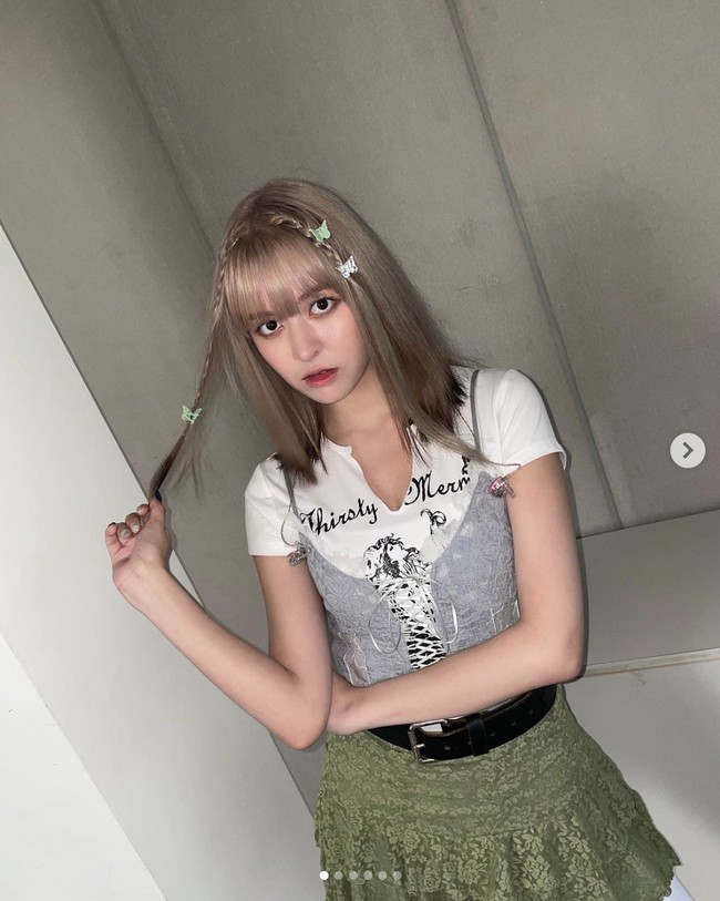 Personel NMIXX satu ini dikenal dengan kemampuan vokalnya yang luar biasa. Lily terungkap belajar menyanyi dari ayahnya yang berkewarganegaraan Australia. Sedangkan ibunya asli Korea Selatan. Foto: Instagram