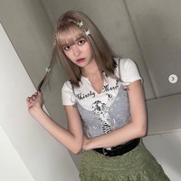 Personel NMIXX satu ini dikenal dengan kemampuan vokalnya yang luar biasa. Lily terungkap belajar menyanyi dari ayahnya yang berkewarganegaraan Australia. Sedangkan ibunya asli Korea Selatan. Foto: Instagram