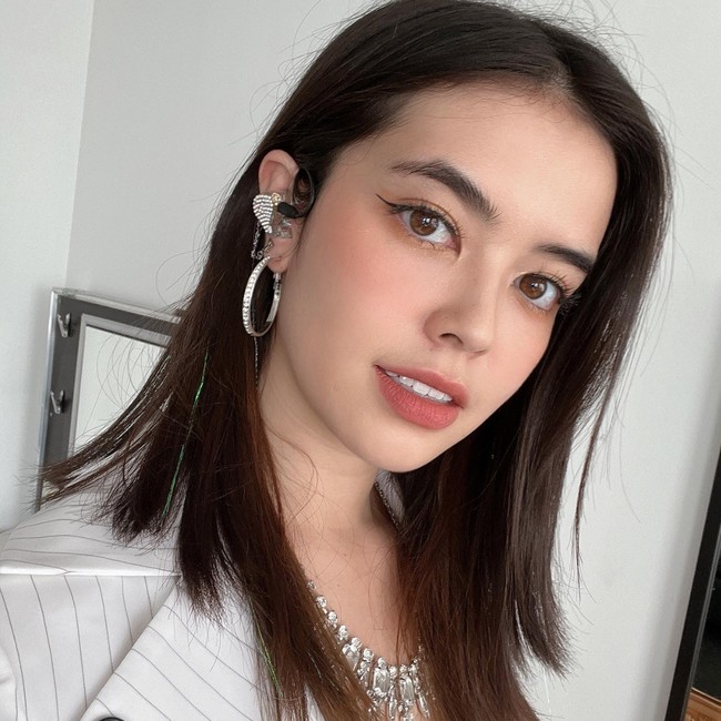 LEIA, personel grup BLACKSWAN adalah blasteran Brazil dan Jepang. Dengan paras cantiknya, dia pun memegang posisi sebagai visual grup BLACKSWAN. Pemilik nama asli Larissa Ayumi Cartes Sakata itu memakai nama panggung LEIA karena terinspirasi dengan karakter dari film Star Wars. Foto: Instagram