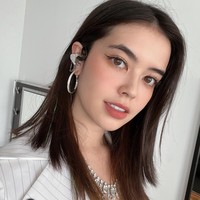 LEIA, personel grup BLACKSWAN adalah blasteran Brazil dan Jepang. Dengan paras cantiknya, dia pun memegang posisi sebagai visual grup BLACKSWAN. Pemilik nama asli Larissa Ayumi Cartes Sakata itu memakai nama panggung LEIA karena terinspirasi dengan karakter dari film Star Wars. Foto: Instagram