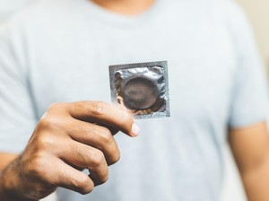 Jangan Sembarangan! Begini Cara Tepat Membuang Kondom