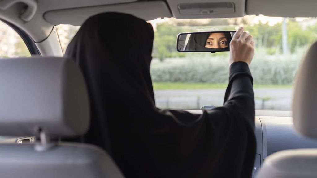 Wanita Saudi Dibolehkan Punya Senjata Api, Makin Banyak yang Belajar Menembak
