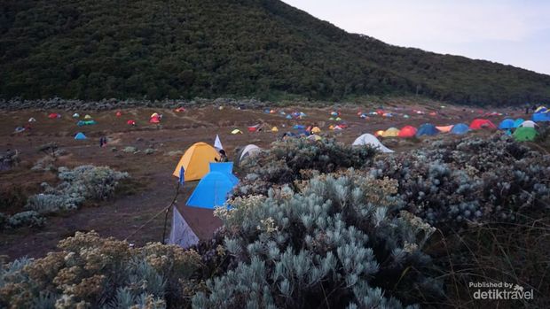 Pagi di alun alun Surya Kencana