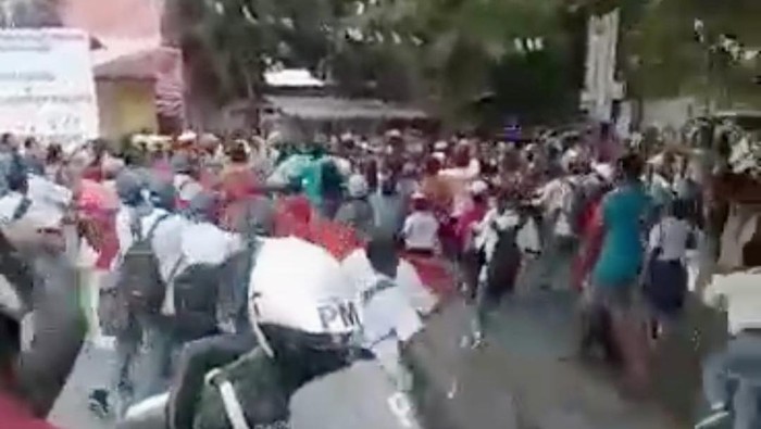 Iring-iringan Jokowi dicegat dan dikepung warga Tual, Maluku yang hendak bersalaman dan foto.