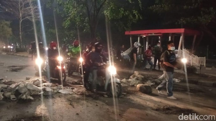 Jalan di depan UMI Makassar mulai dibuka.